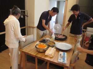 利用者さんと一緒に焼きソバを作りました。